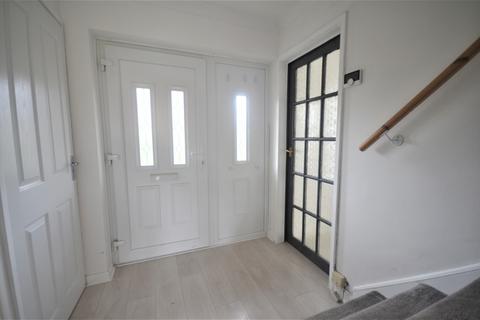3 bedroom terraced house to rent, Holt Close , IG74HH