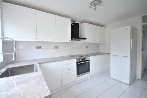 3 bedroom terraced house to rent, Holt Close , IG74HH