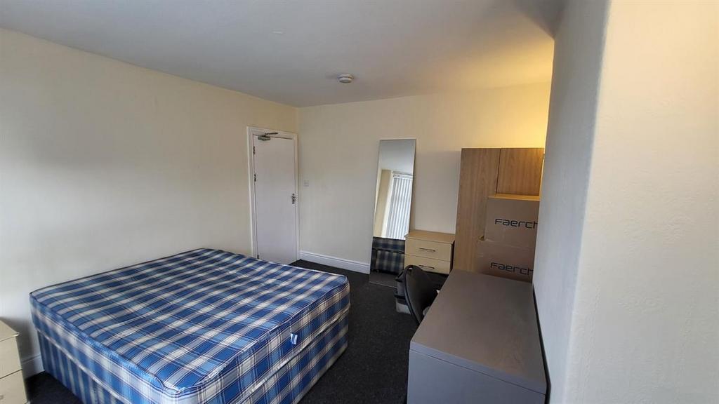 Bright, simply furnished double bedroom with a ...