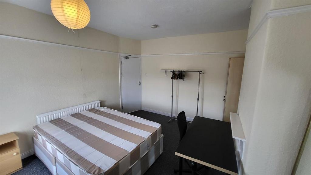 Bright, simply furnished double bedroom with a ...