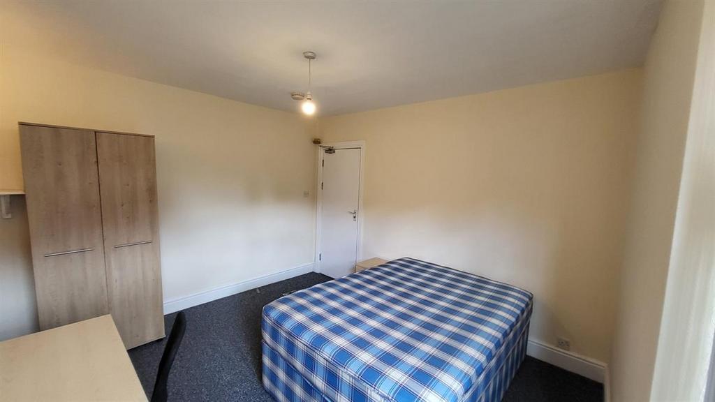 Bright, simply furnished double bedroom with a ...