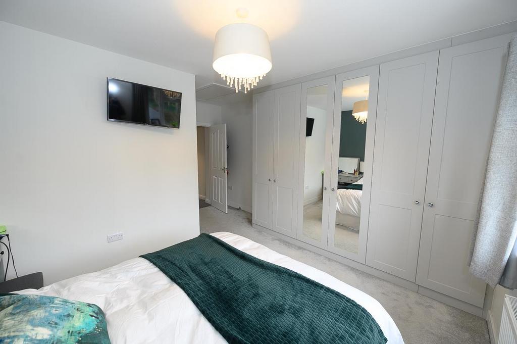 Bedroom 1 pic 2.jpg