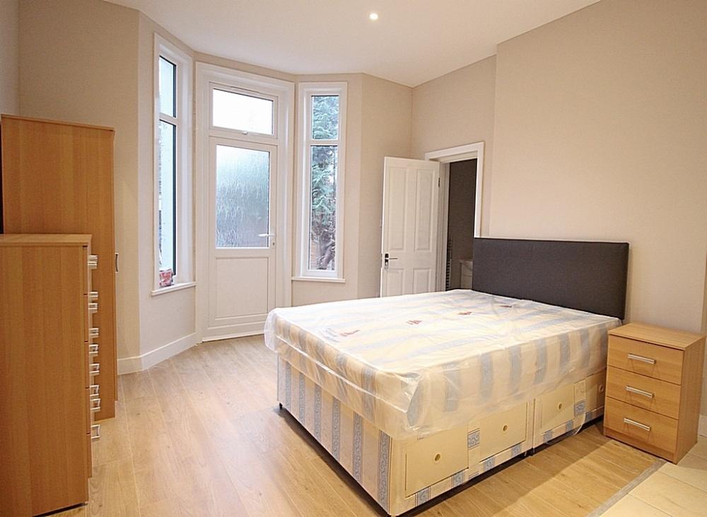 Studio Flat to Rent with garden Lampton Road