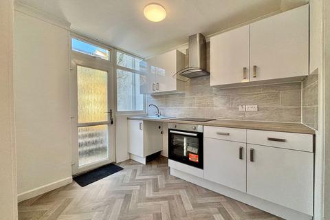 3 bedroom terraced house to rent, Queensway, Torquay, TQ2 6BY