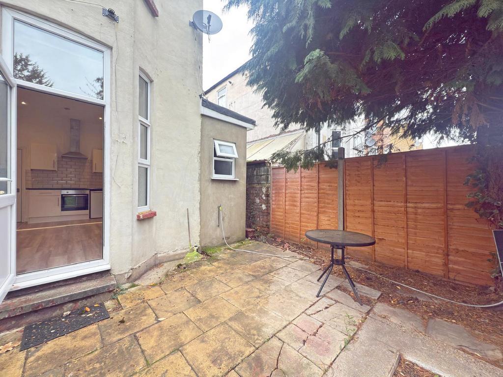 Studio Flat to Rent with Private Garden