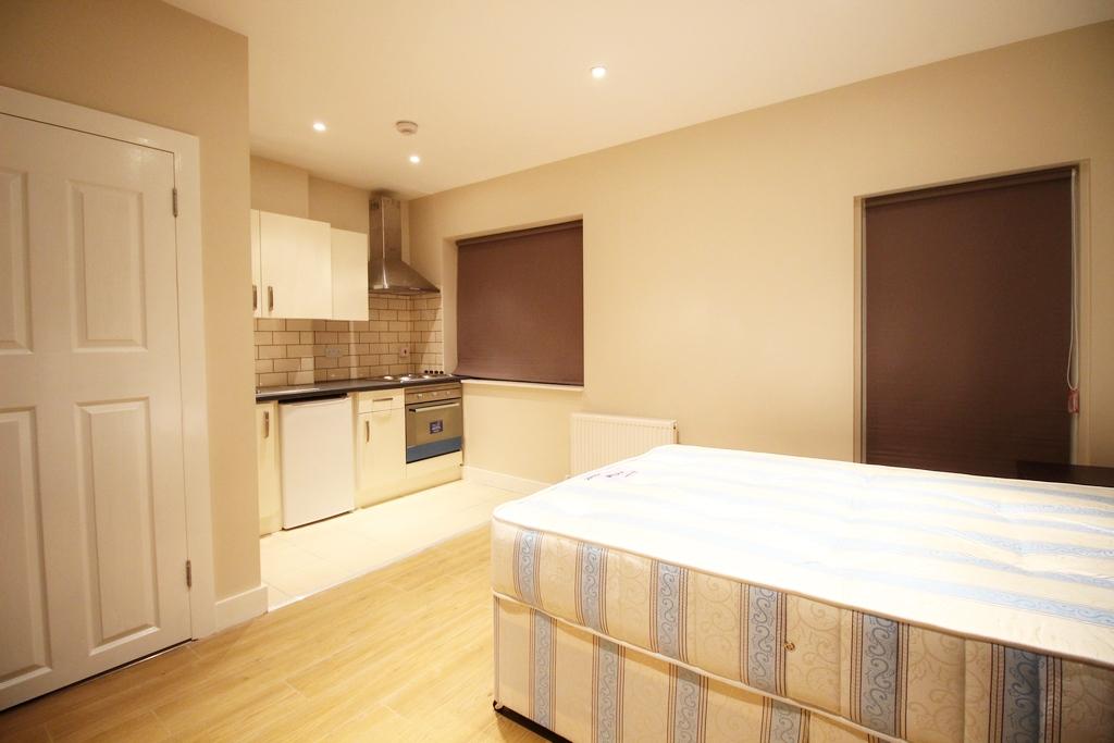 Studio Flat for rent first floor with balcony