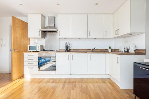 2 bedroom flat to rent, Brook Avenue
