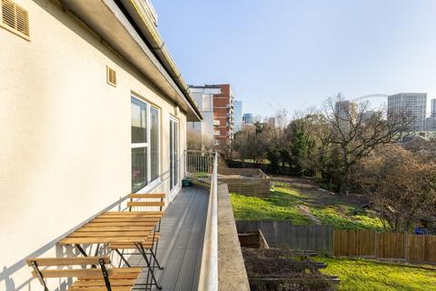 2 bedroom flat to rent, Brook Avenue