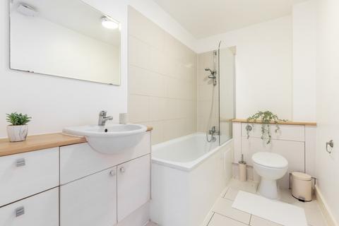 2 bedroom flat to rent, Brook Avenue