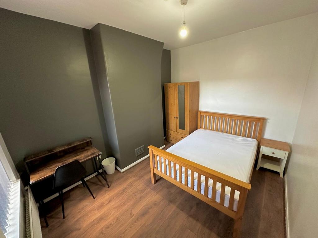 Bright, tidy double bedroom with wooden double ...