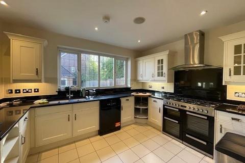 5 bedroom detached house to rent, Augustus Close,  Stanmore,  HA7