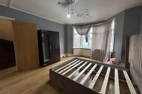 House share to rent, Upsdell Avenue, London N13