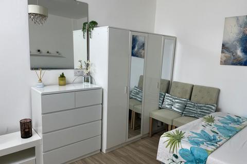 undefined, Wellington Road South, Hounslow TW4