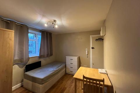 Studio to rent, Cazenove Road, London N16