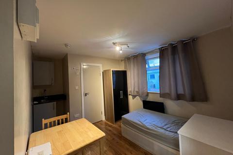 Studio to rent, Cazenove Road, London N16