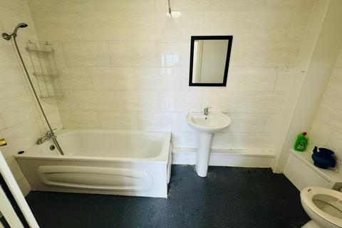 3 bedroom flat to rent, Flat - Barking Road, London