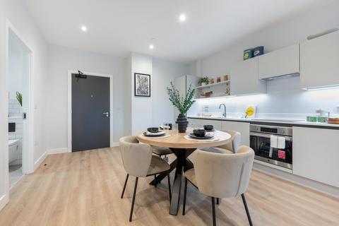 Clay, Salford Quays, M50