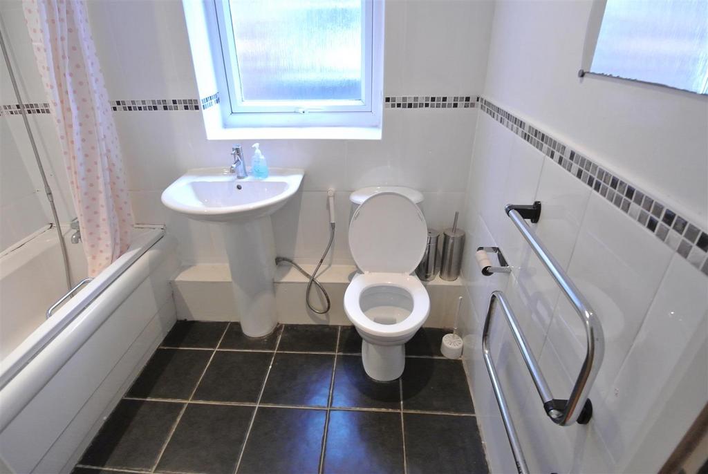 5 HC - Bathroom2.JPG