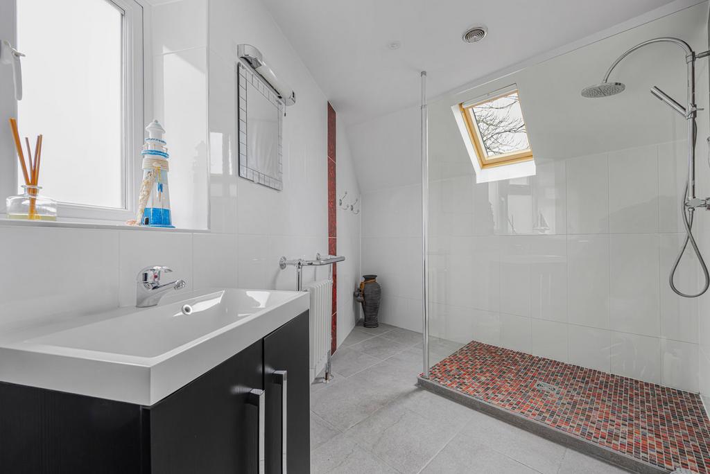 En-Suite (Bed 2)