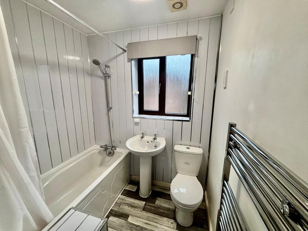 43 Thornbrook bathroom.jpg