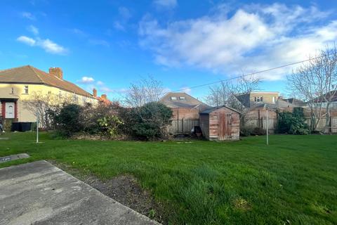 2 bedroom flat to rent, Rothbury Gardens, Leeds, West Yorkshire, LS16