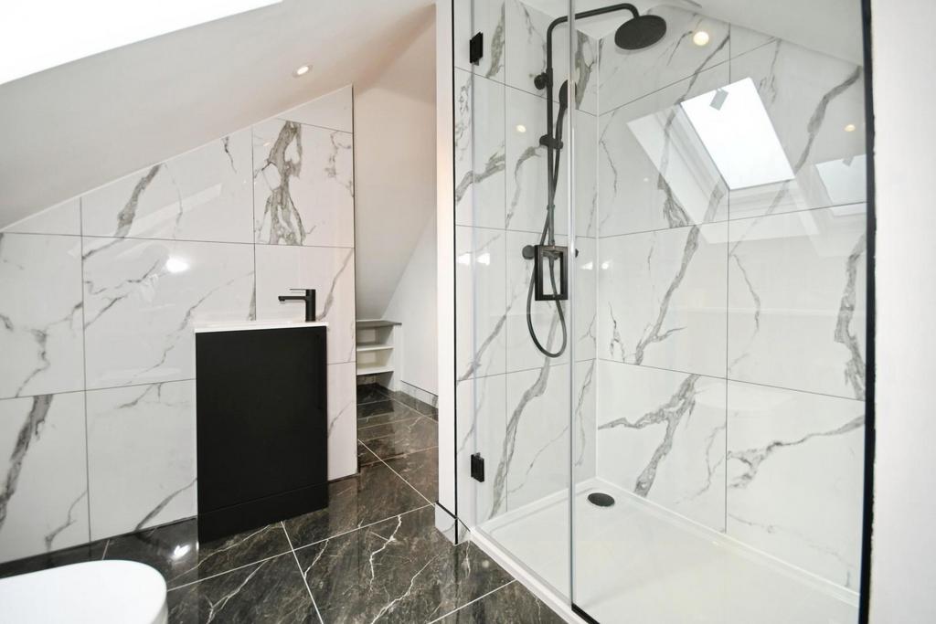 29 SHOWER ROOM 02.jpg