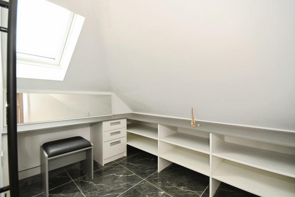 28 DRESSING ROOM 02.jpg