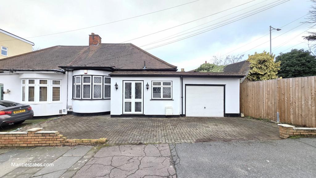 2 BEDROOM SEMI-DETACHED BUNGALOW for sale Netley