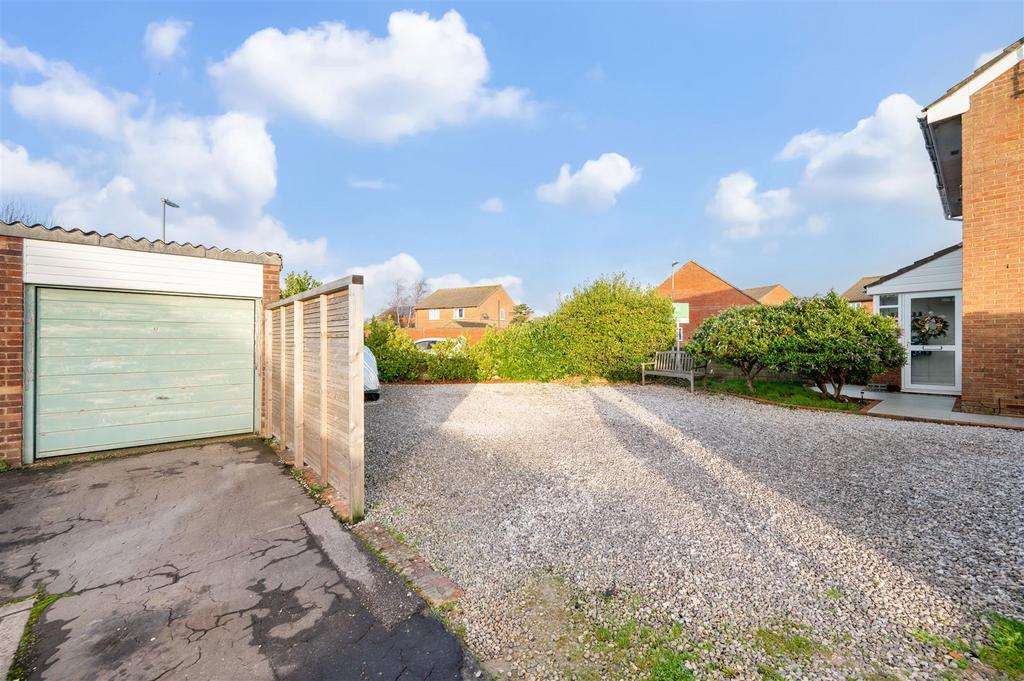 Garage & Driveway.jpg