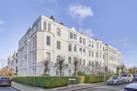 3 bedroom flat for sale, Disraeli Gardens, SW15