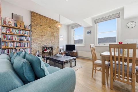 2 bedroom flat for sale, Green Lanes, London N4