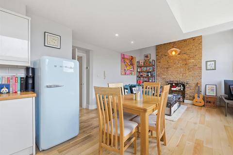 2 bedroom flat for sale, Green Lanes, London N4