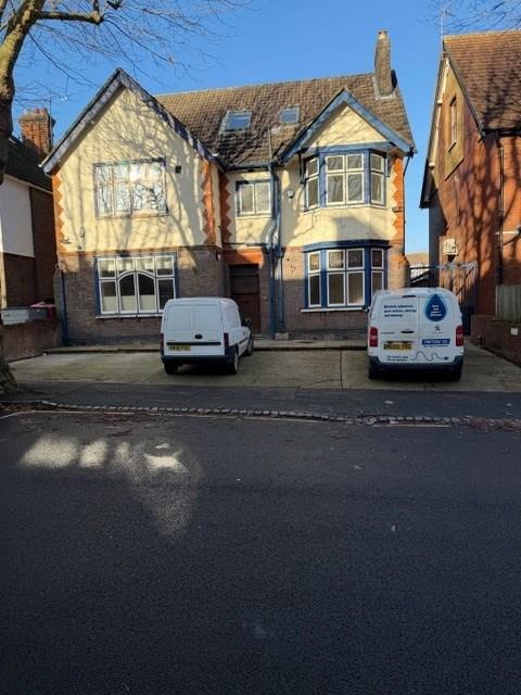 2 bed flat to rent Studley Road, Luton LU3