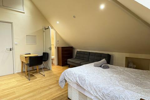 Studio to rent, Brondesbury Park, London NW6