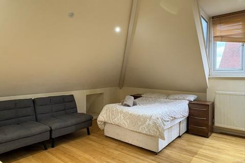 Studio to rent, Brondesbury Park, London NW6