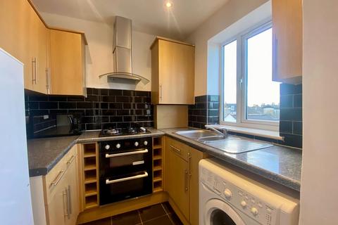 2 bedroom flat to rent, London SW19