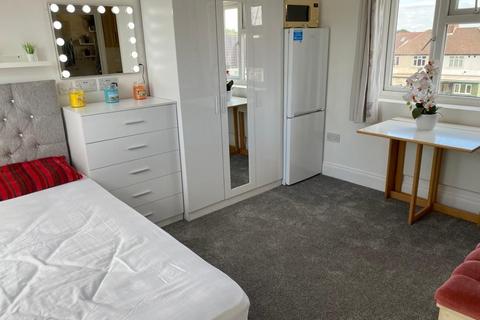 undefined, Connaught Avenue, Hounslow TW4