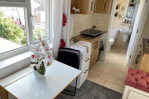 undefined, Connaught Avenue, Hounslow TW4