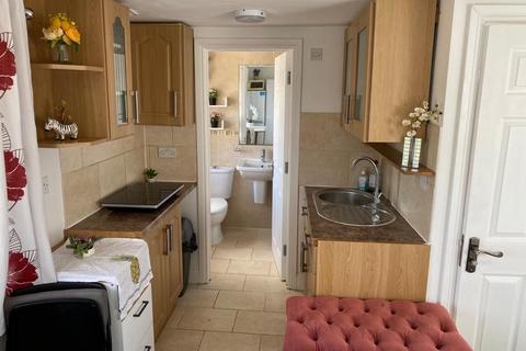 undefined, Connaught Avenue, Hounslow TW4