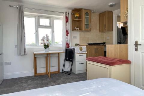 undefined, Connaught Avenue, Hounslow TW4