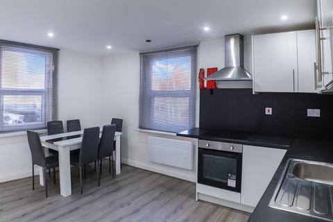 3 bedroom flat to rent, Turnpike Lane, London, N8