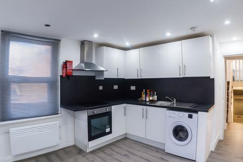 3 bedroom flat to rent, Turnpike Lane, London, N8