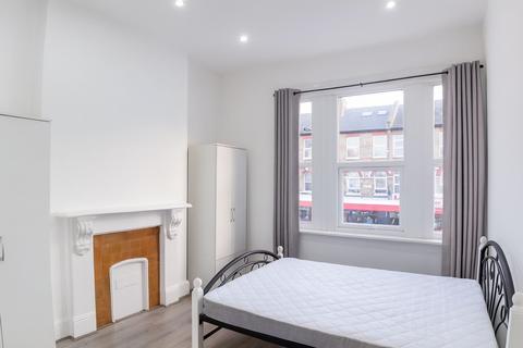3 bedroom flat to rent, Turnpike Lane, London, N8