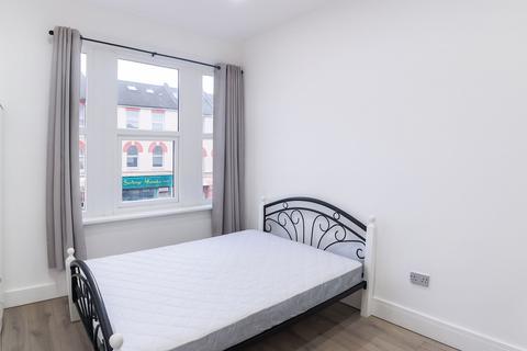 3 bedroom flat to rent, Turnpike Lane, London, N8