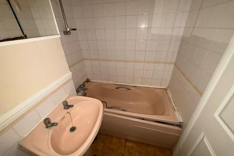Studio to rent, Cambrian Green, Snowdon Drive, West Hendon, London, NW9 7RH