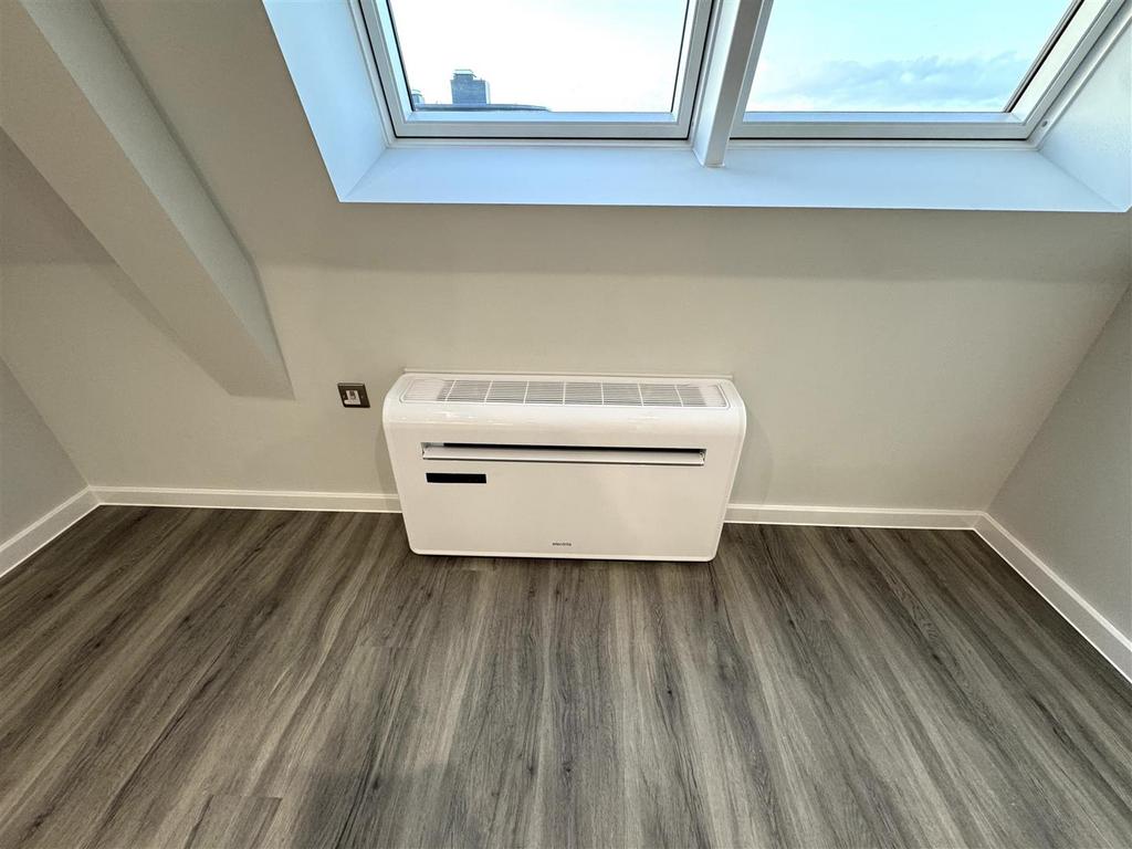 Liivng room pic 3.jpeg