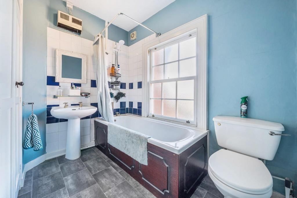 BATHROOM with separare SHOWER over bath.jpg