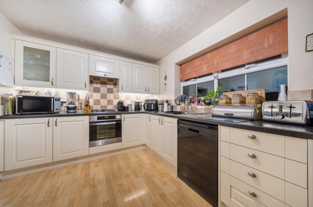 1388050-6-693b31ed43853-ARW