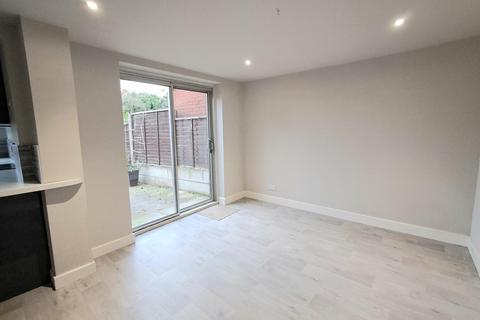 3 bedroom semi-detached house to rent, Singleton Avenue, Crewe CW1