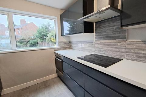 3 bedroom semi-detached house to rent, Singleton Avenue, Crewe CW1